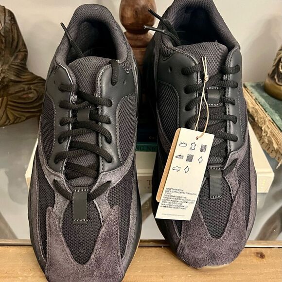 NIOB Yeezy 700 Boost Utility Black 2022 reissue Men’s size 8 sneaker. - Picture 1 of 11